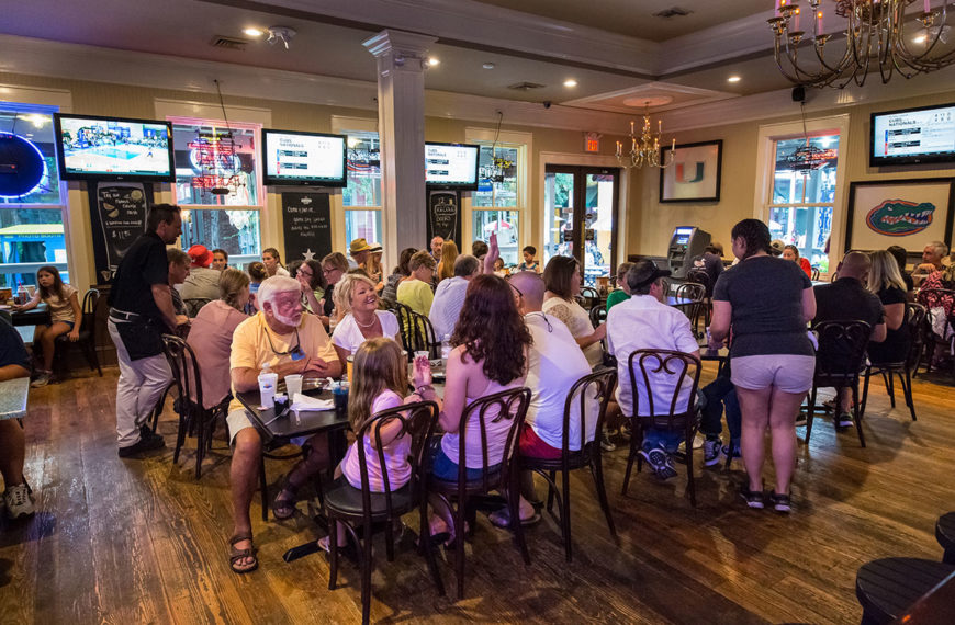Family dining at Roberto's Italian Pizzeria Sports Bar in Destin, Florida